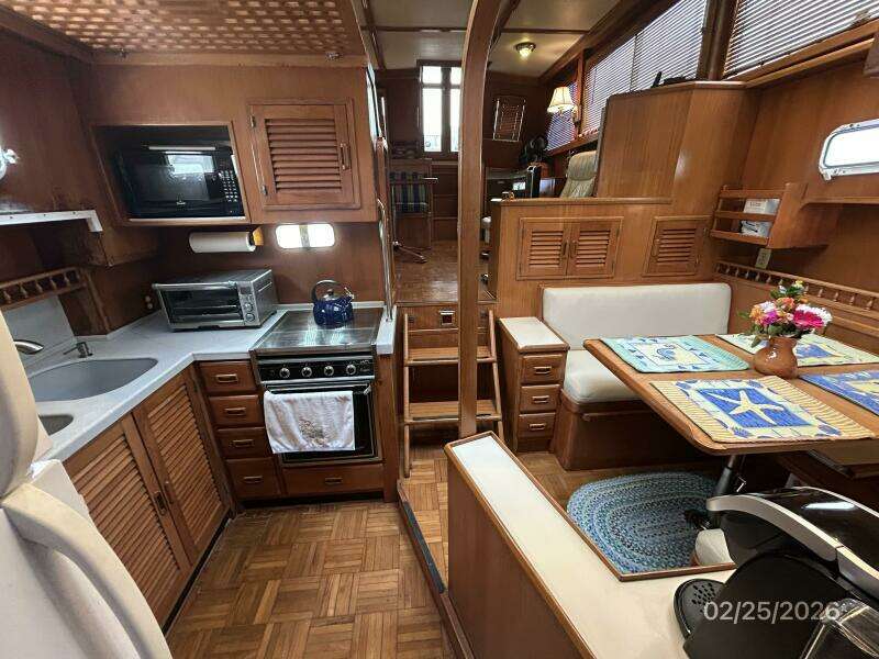 42' Jefferson galley-dinette aft