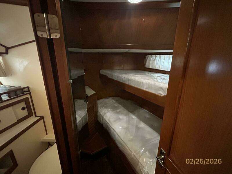 42' Jefferson guest stateroom