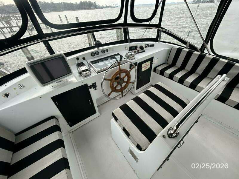 42' Jefferson flybridge helm1