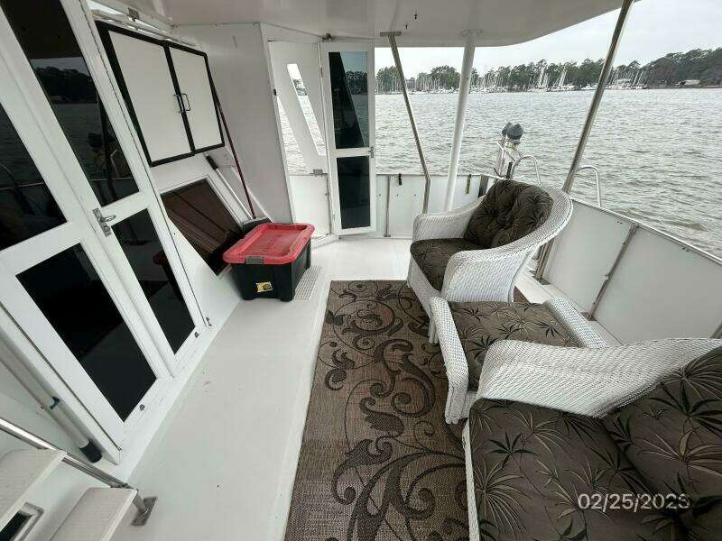 42' Jefferson sundeck starboard