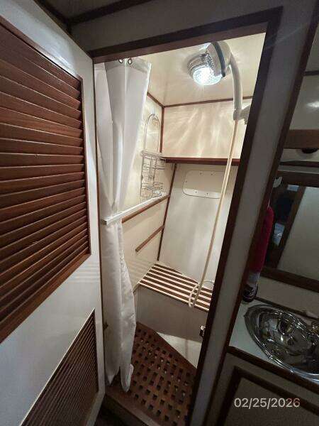 42' Jefferson guest stateorom shower