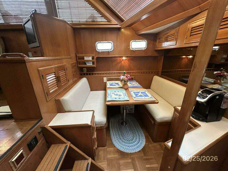 42' Jefferson dinette2