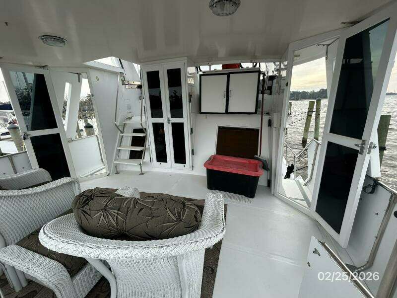 42' Jefferson sundeck forward