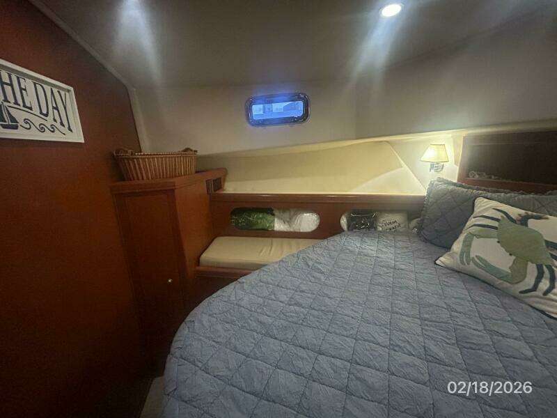 43' Mainship guest stateroom port