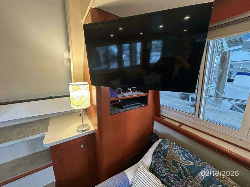 43' Mainship salon TV