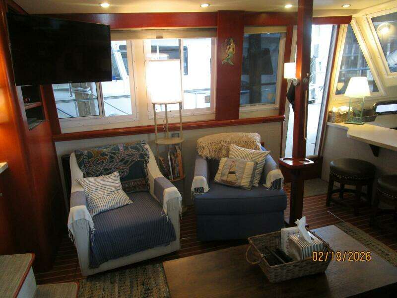 43' Mainship salon port