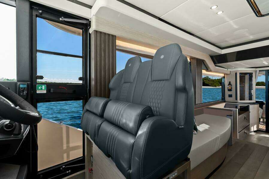 2025 Absolute Navetta 53 - Helm