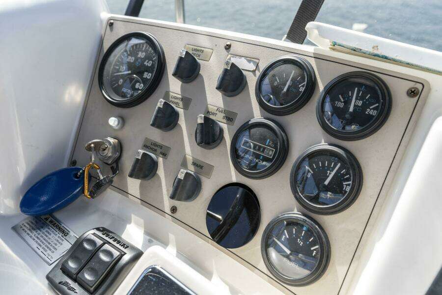 2000 Carver 326 Aft Cabin Motor Yacht