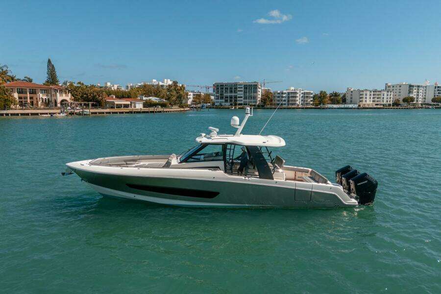 2023 Boston Whaler 420 Outrage