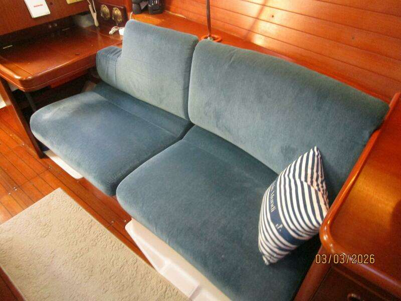35' Beneteau salon port seating2