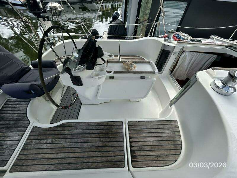 35' Beneteau cockpit port
