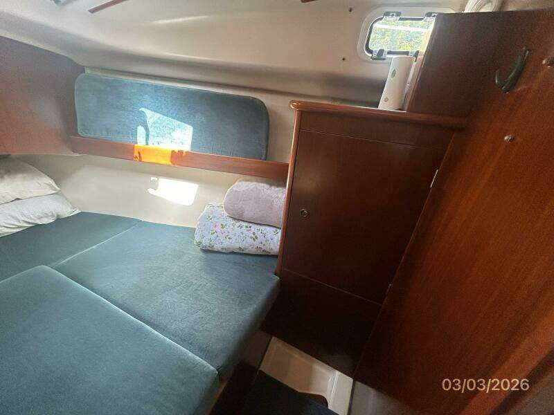 35' Beneteau forward stateroom starboard