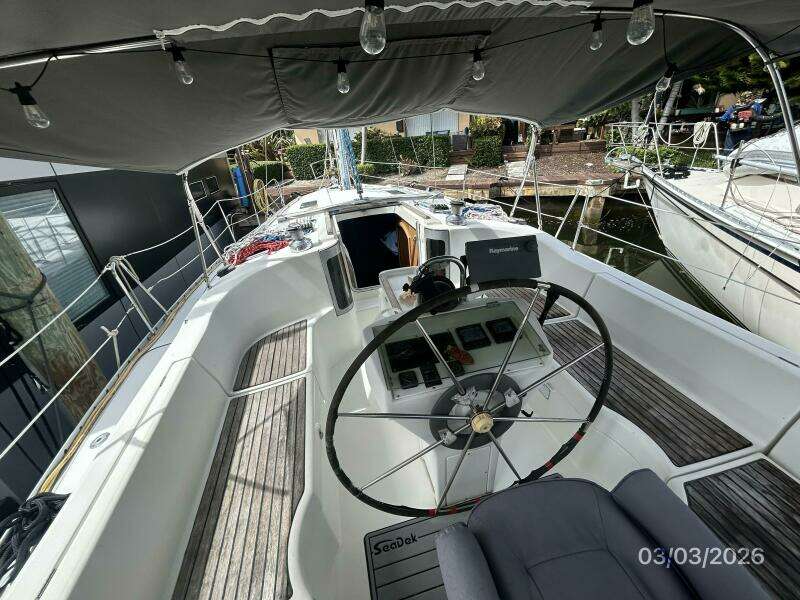 35' Beneteau cockpit forward