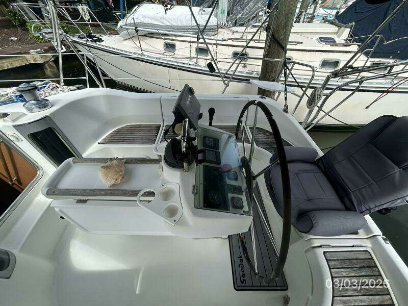 35' Beneteau cockpit starboard