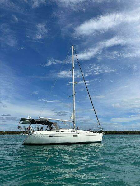 35' Beneteau starboard profile