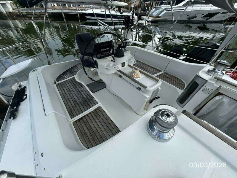 35' Beneteau cockpit1