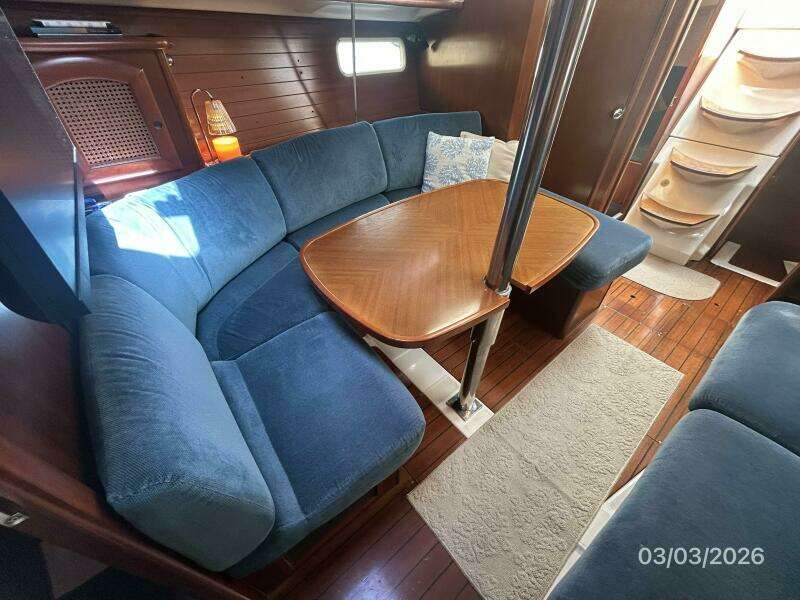 35' Beneteau salon starboard seating1