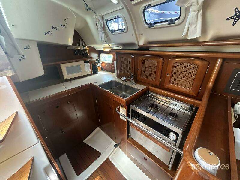 35' Beneteau galley1