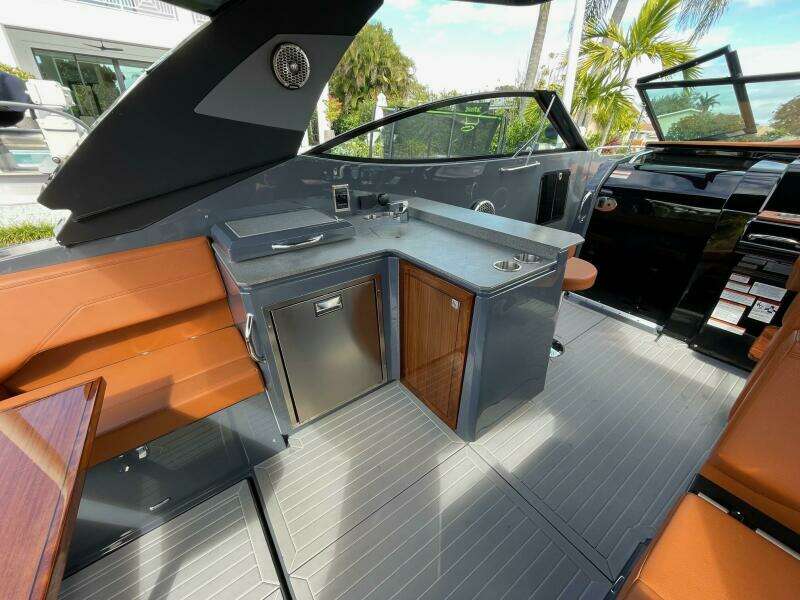 Cruisers Yachts 38 GLS -