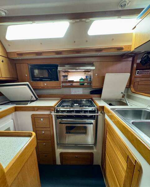 2005 Catalina 470