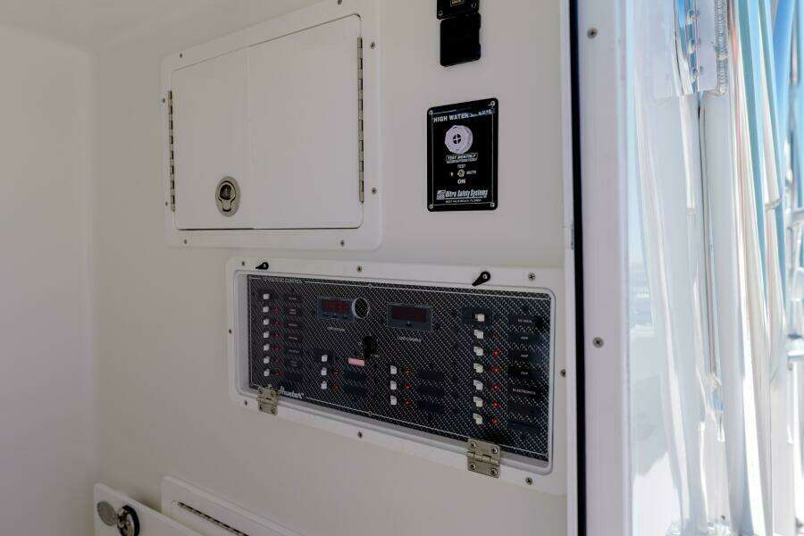 SeaHunter 38 Reel Escape- Electronics