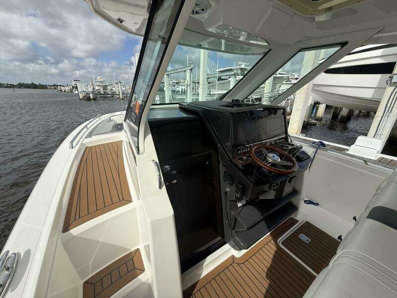 2021 Tiara Sport 34 LS