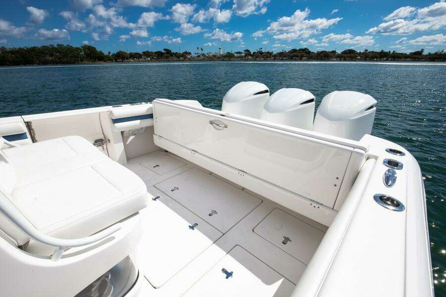 Intrepid 375 - Deck/Seaing