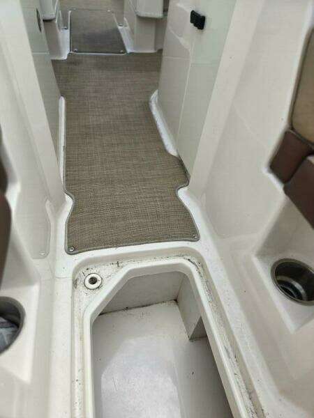 2016 Sea Ray 270 Sundeck Outboard