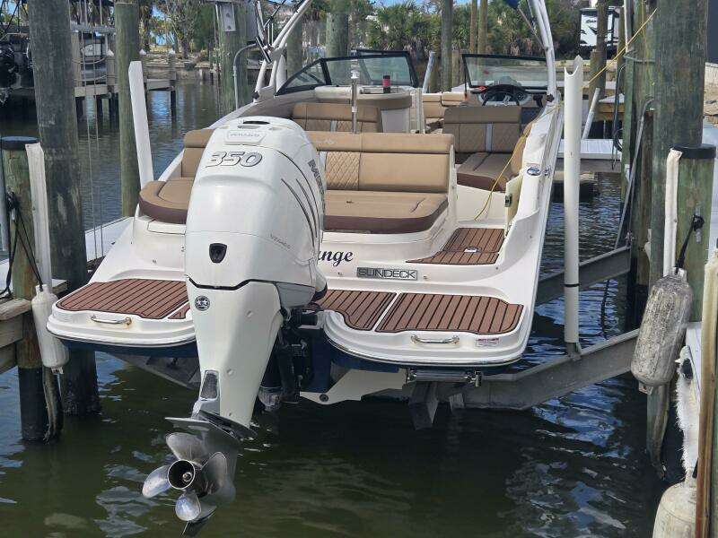 2016 Sea Ray 270 Sundeck Outboard