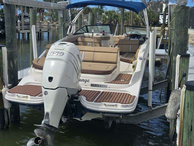 2016 Sea Ray 270 Sundeck Outboard
