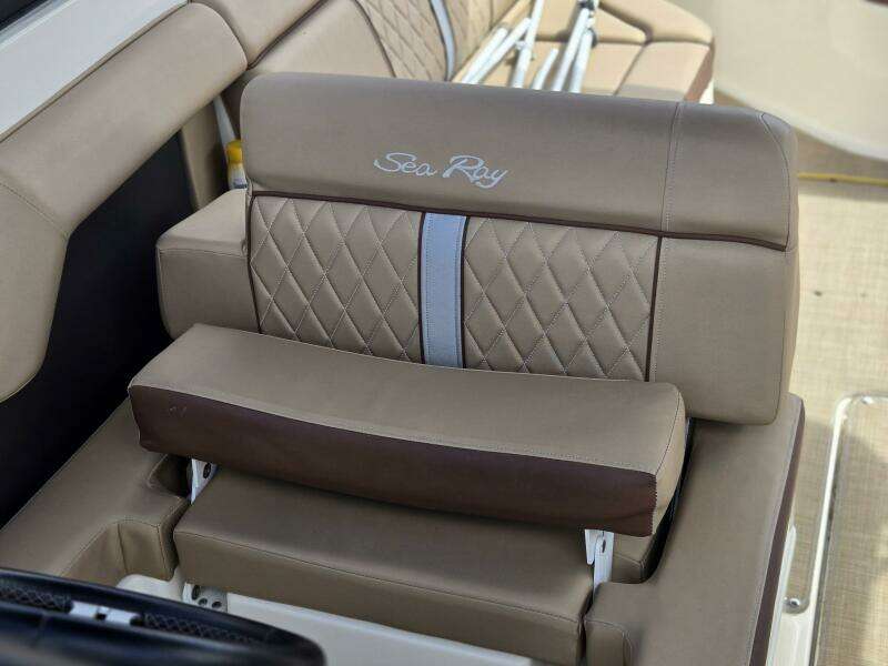 2016 Sea Ray 270 Sundeck Outboard