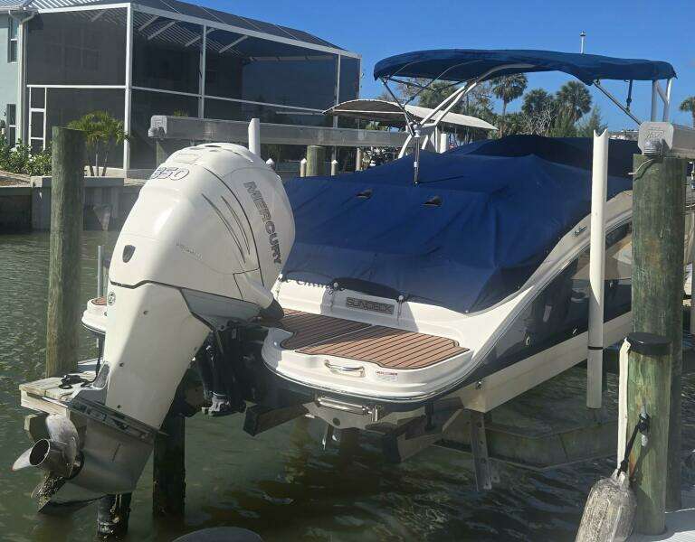 2016 Sea Ray 270 Sundeck Outboard