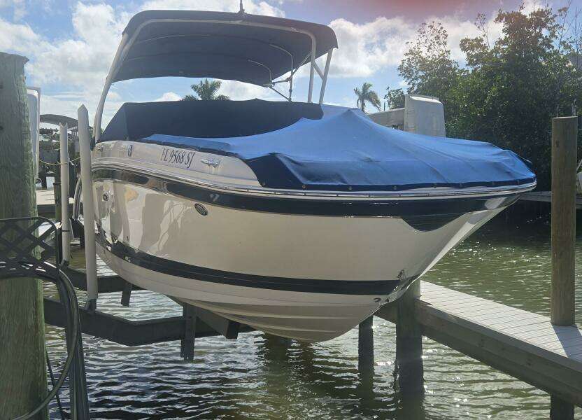 2016 Sea Ray 270 Sundeck Outboard