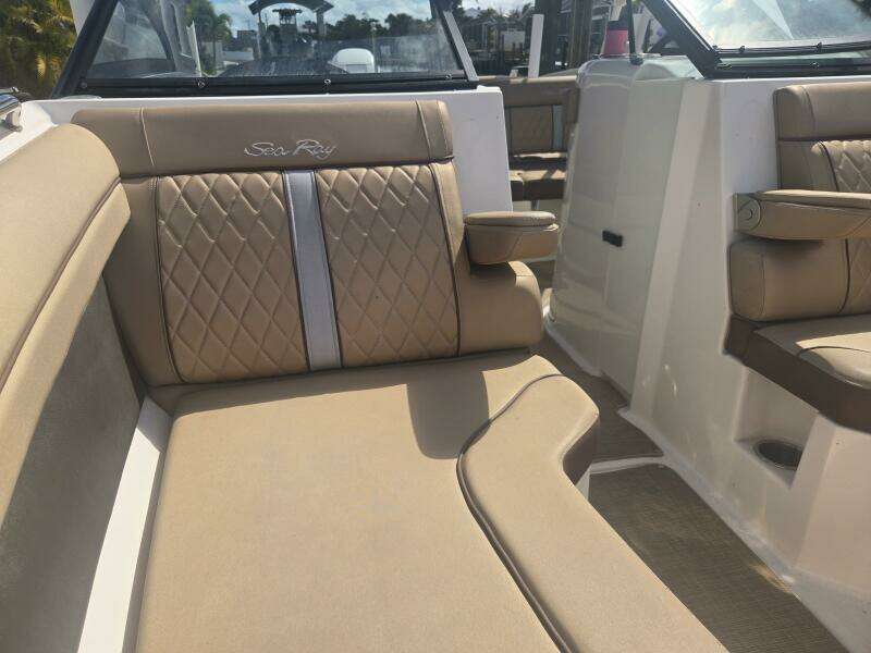 2016 Sea Ray 270 Sundeck Outboard