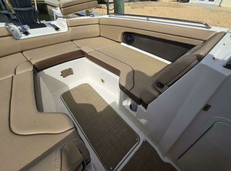 2016 Sea Ray 270 Sundeck Outboard