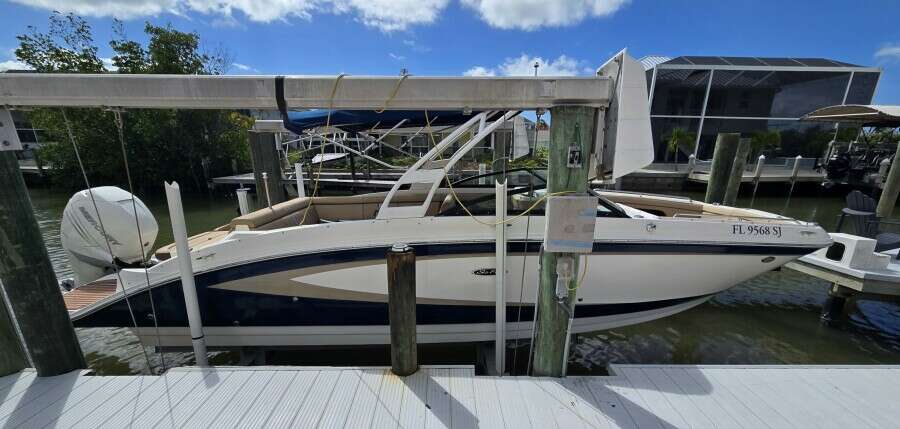 2016 Sea Ray 270 Sundeck Outboard