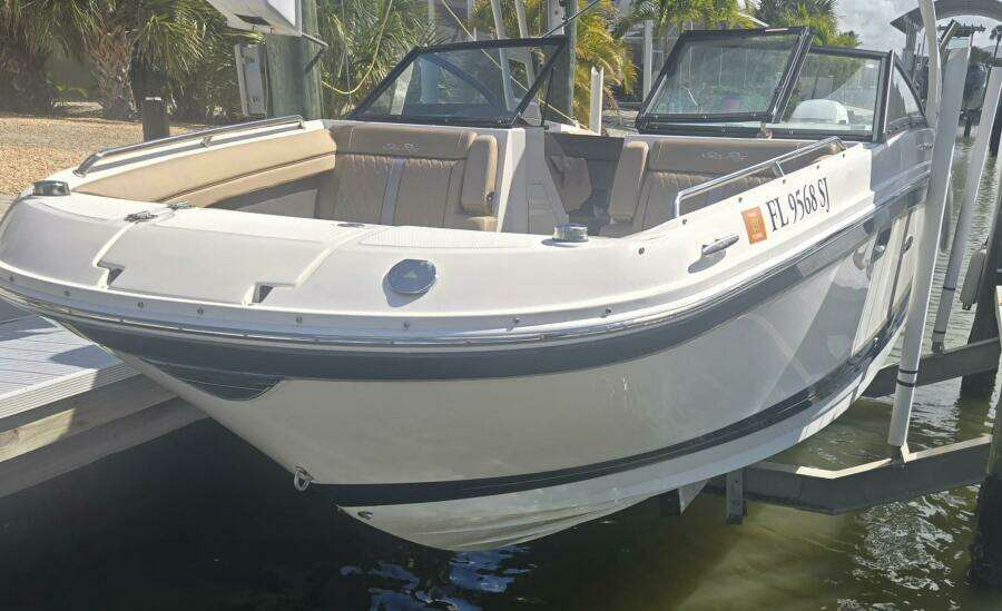 2016 Sea Ray 270 Sundeck Outboard