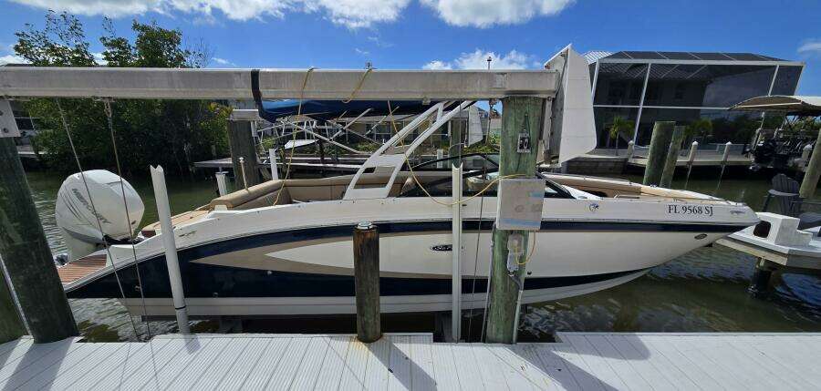2016 Sea Ray 270 Sundeck Outboard
