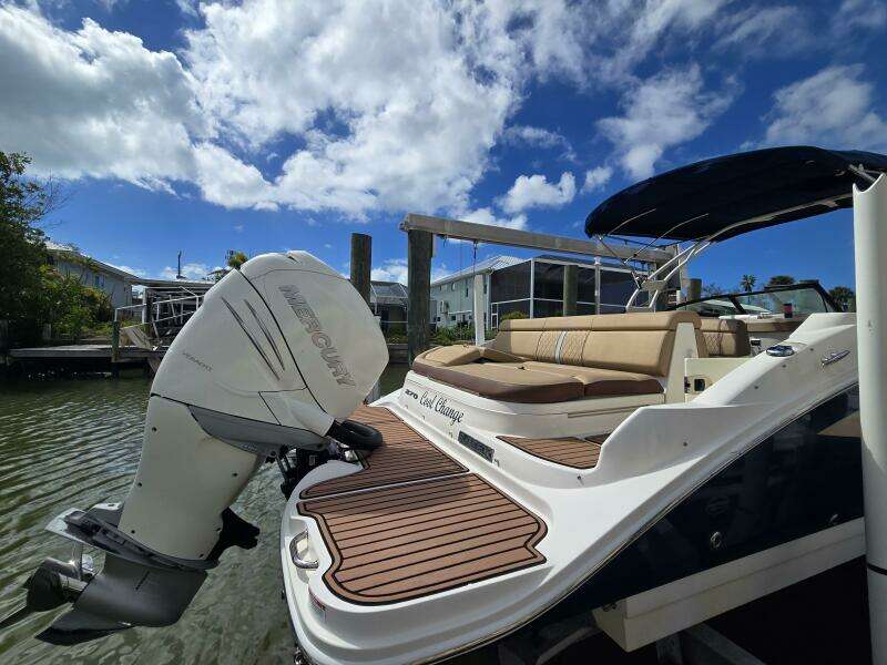 2016 Sea Ray 270 Sundeck Outboard