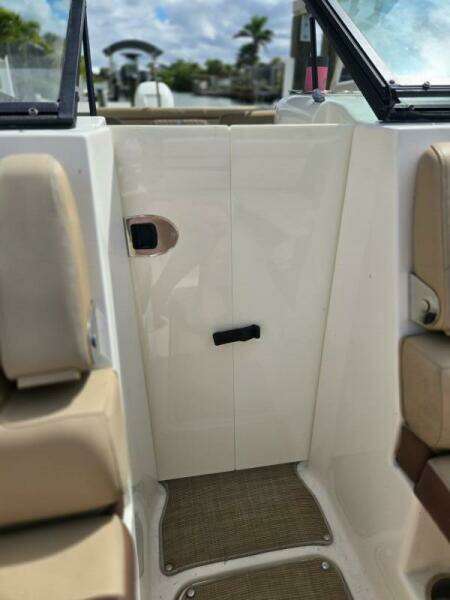 2016 Sea Ray 270 Sundeck Outboard