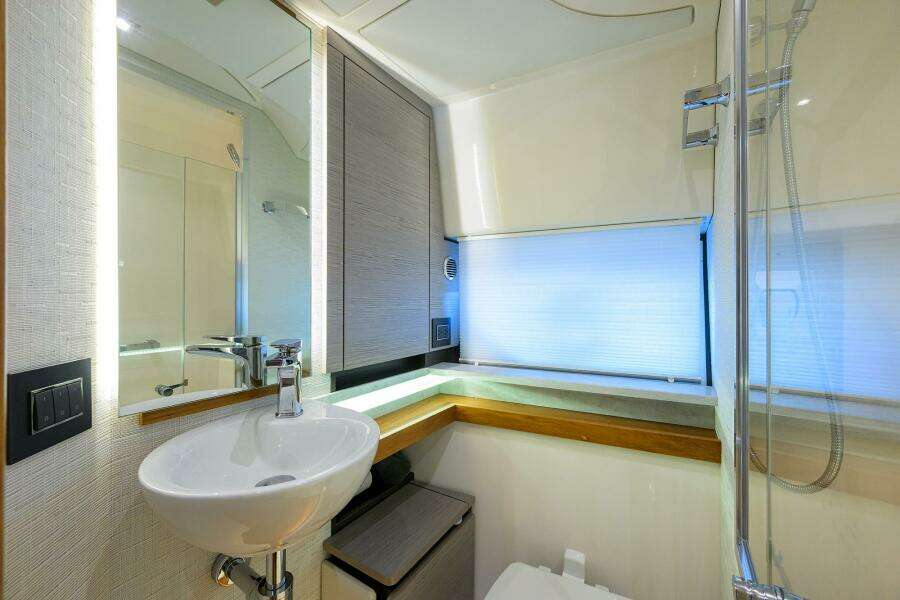 Tiara 43 - Interior Cabin Head