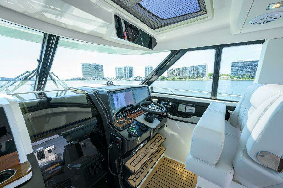 Tiara 43 - Helm Electronics and Seating