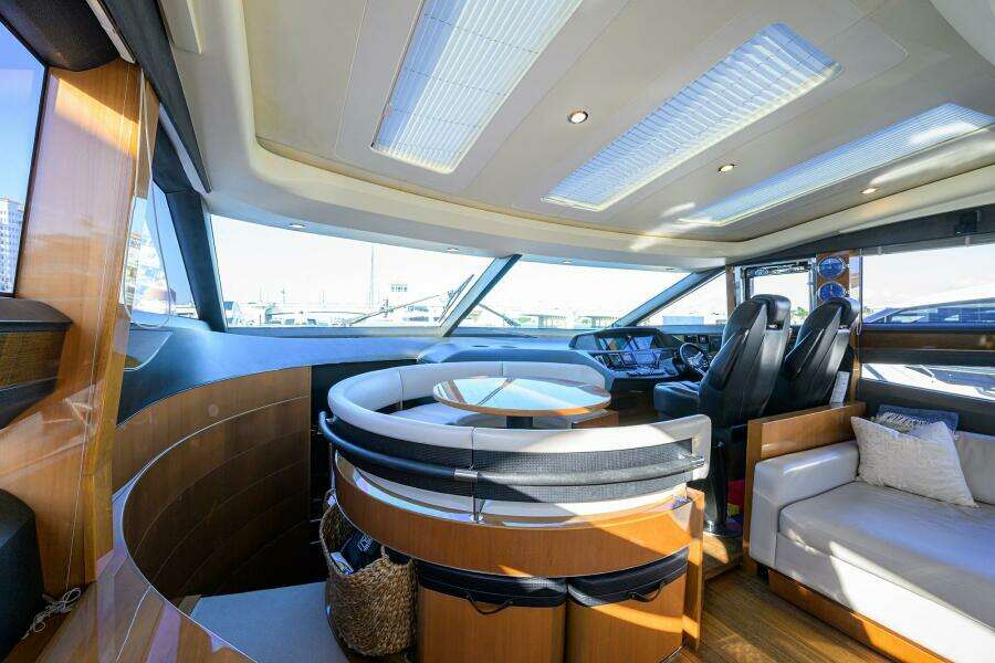 Princess 72 Joint Credit II - Interior Helm