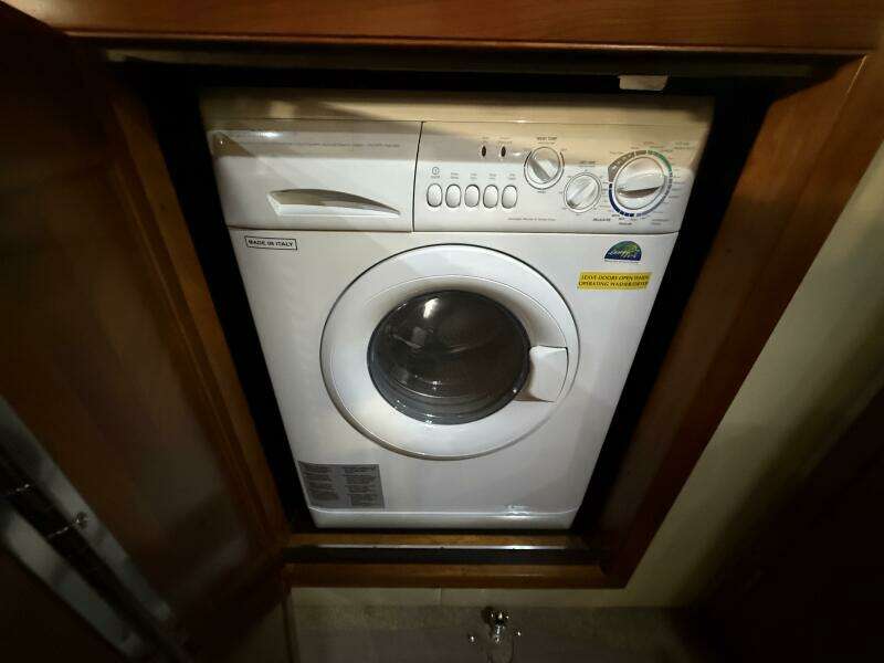 2007 Cruisers Yachts 560 Express