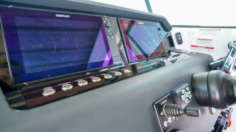 2024 Axopar 37 XC Cross Cabin