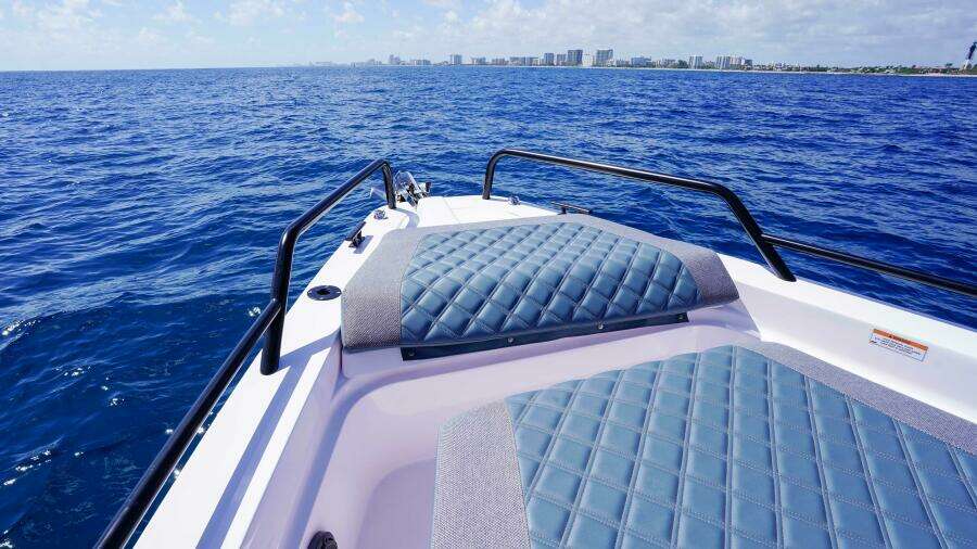 2024 Axopar 37 XC Cross Cabin