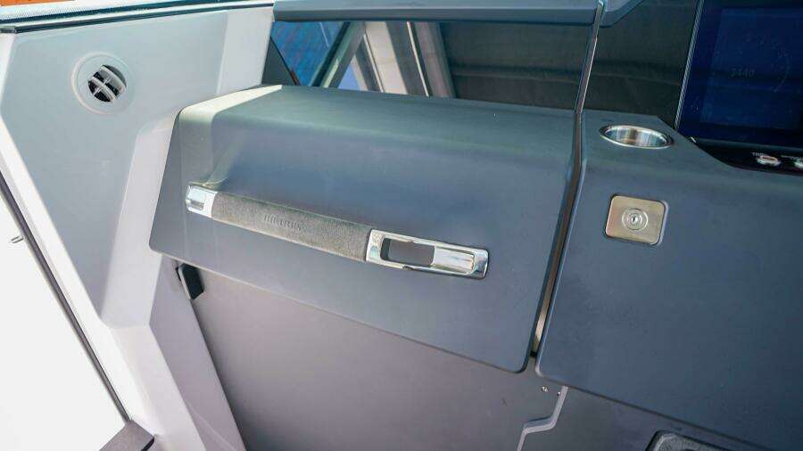 2024 Axopar 37 XC Cross Cabin