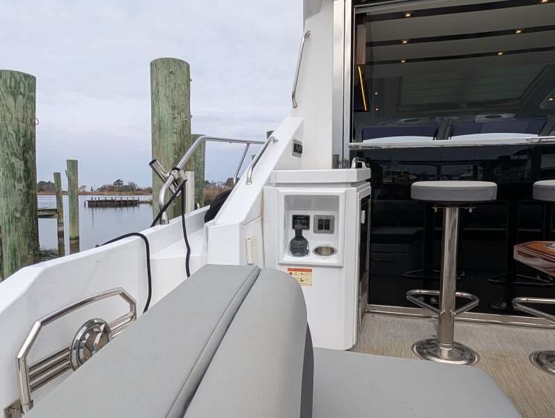 2022 Cruisers Yachts 54 Cantius