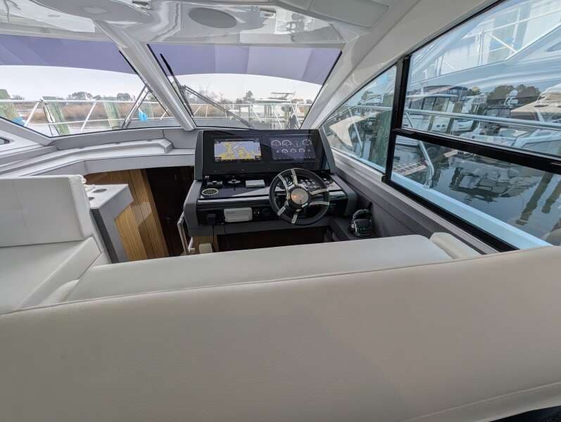 2022 Cruisers Yachts 54 Cantius