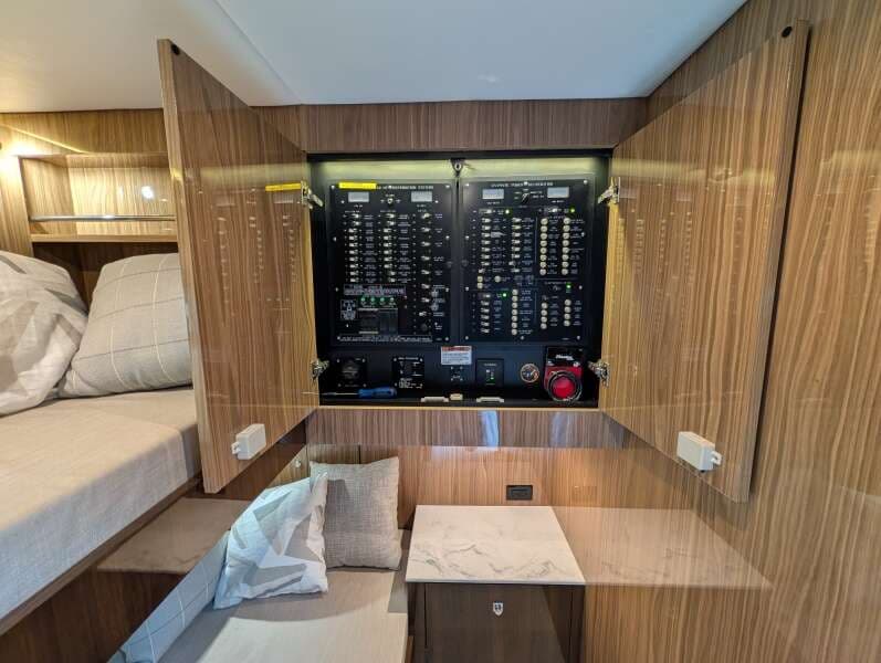 2022 Cruisers Yachts 54 Cantius